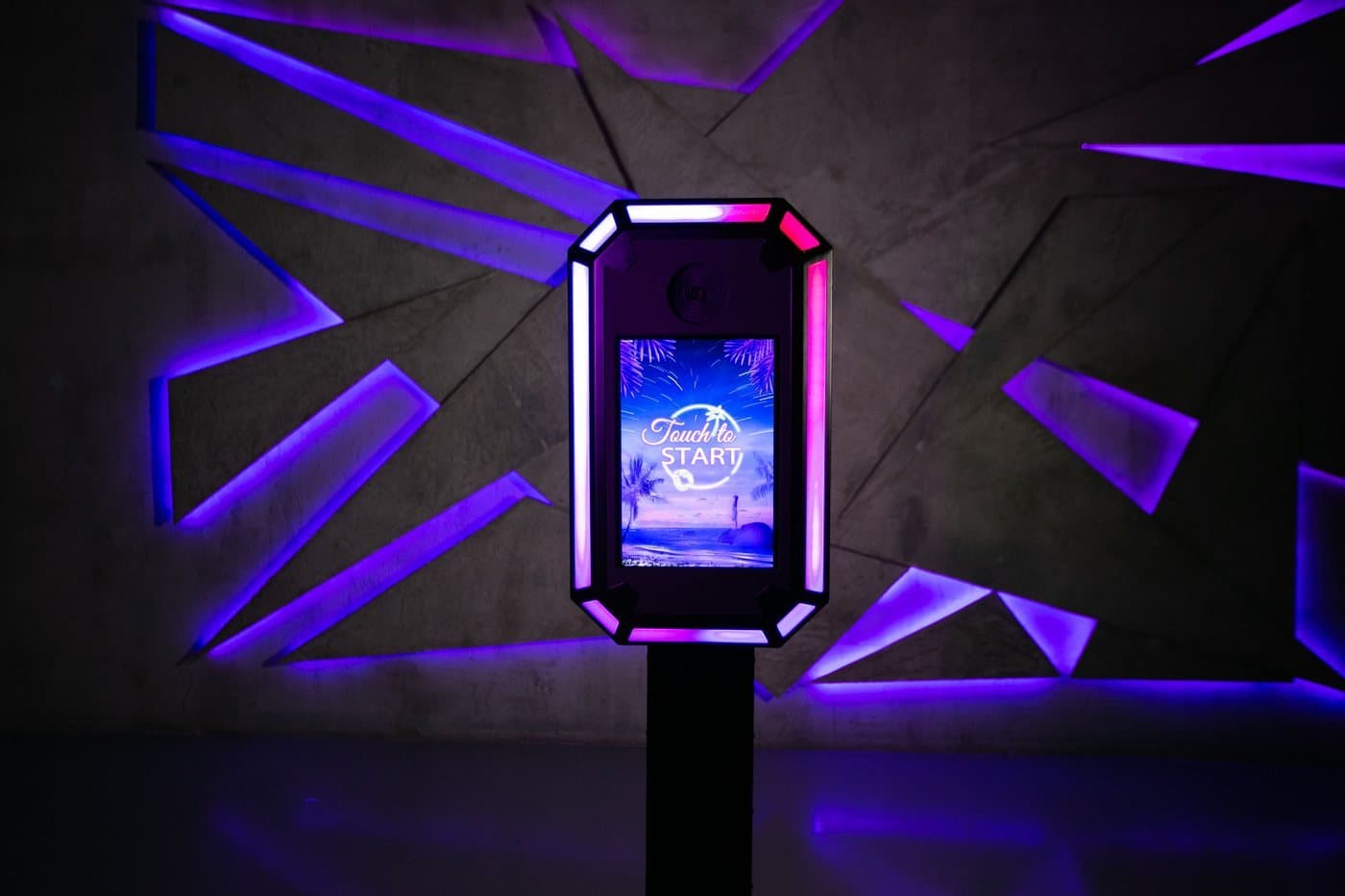 Fotomatón LED iluminado en un espacio premium