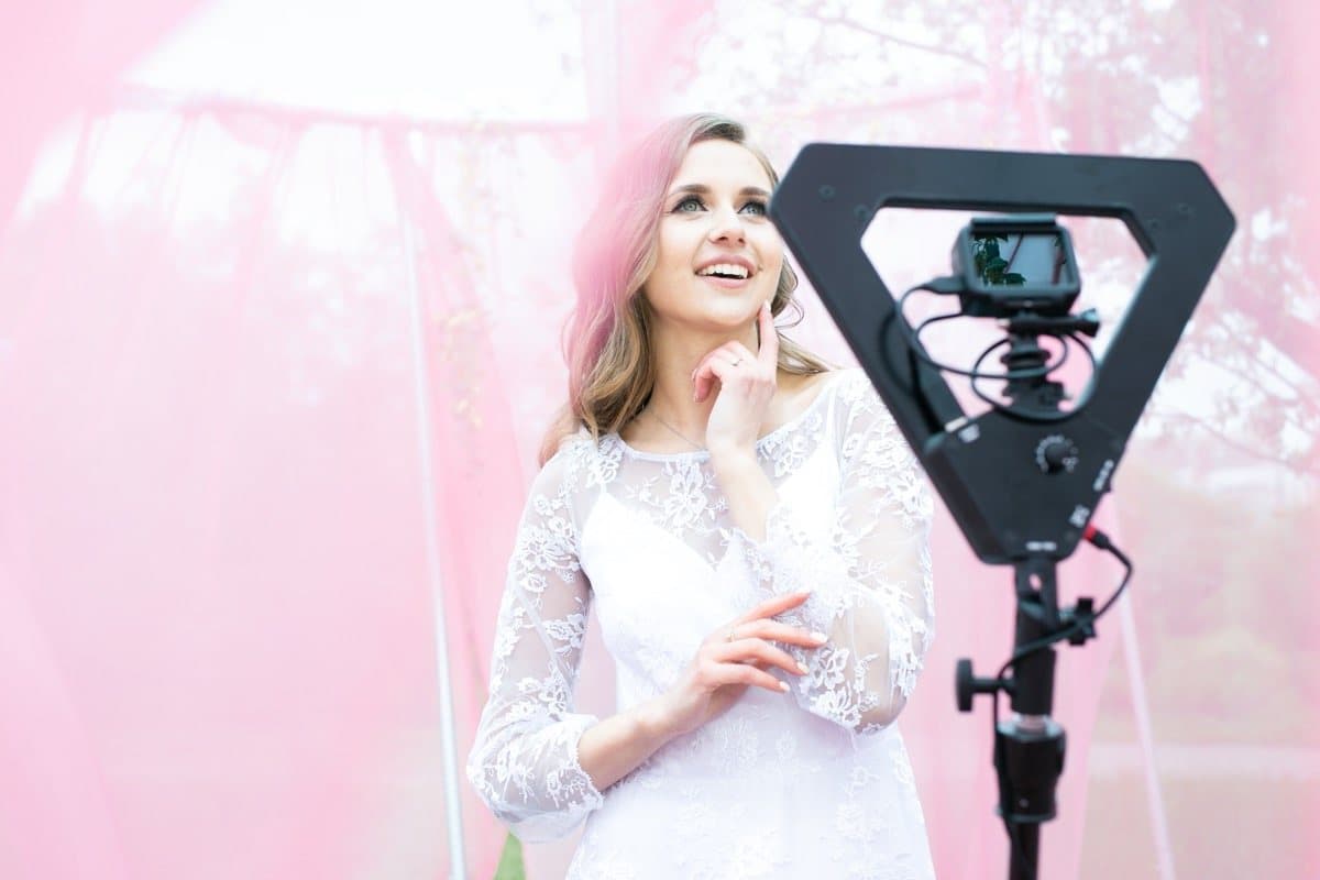 Invitada usando la plataforma Spinner 360 en un entorno editorial