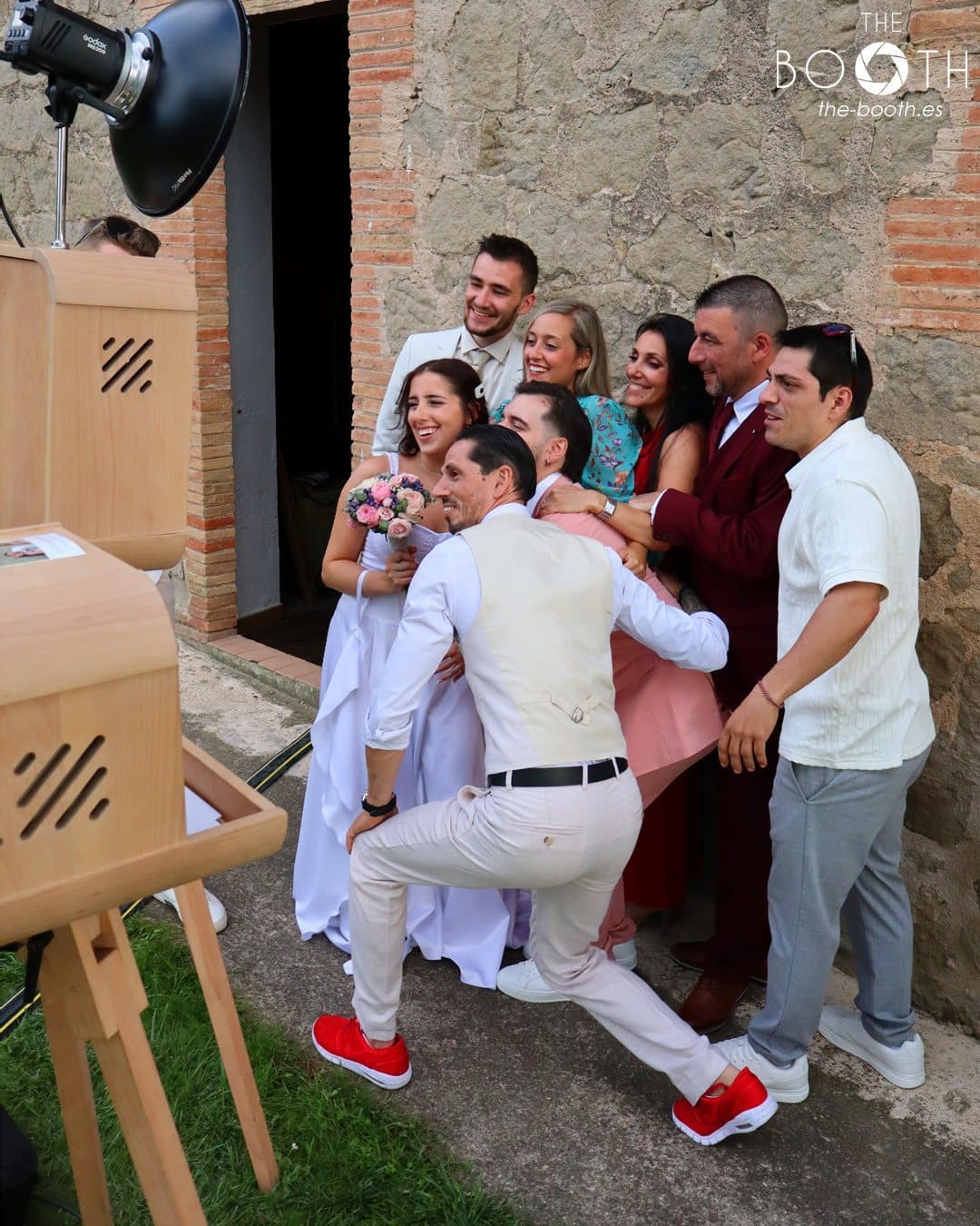 Invitados usando el fotomatón vintage en una boda