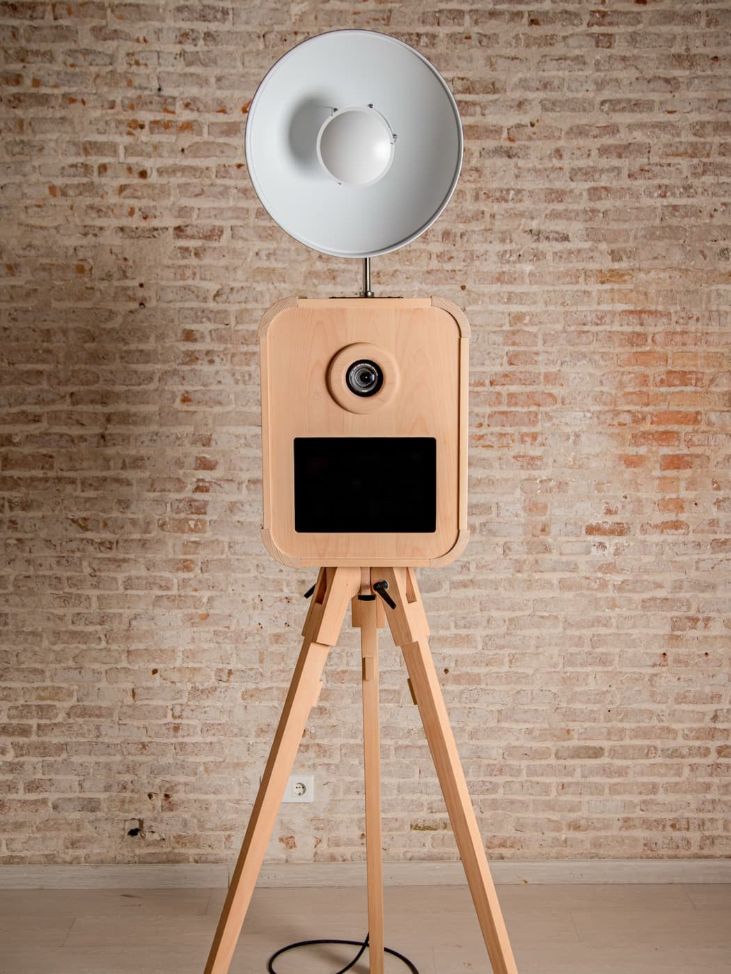 Detalle del fotomatón vintage de madera