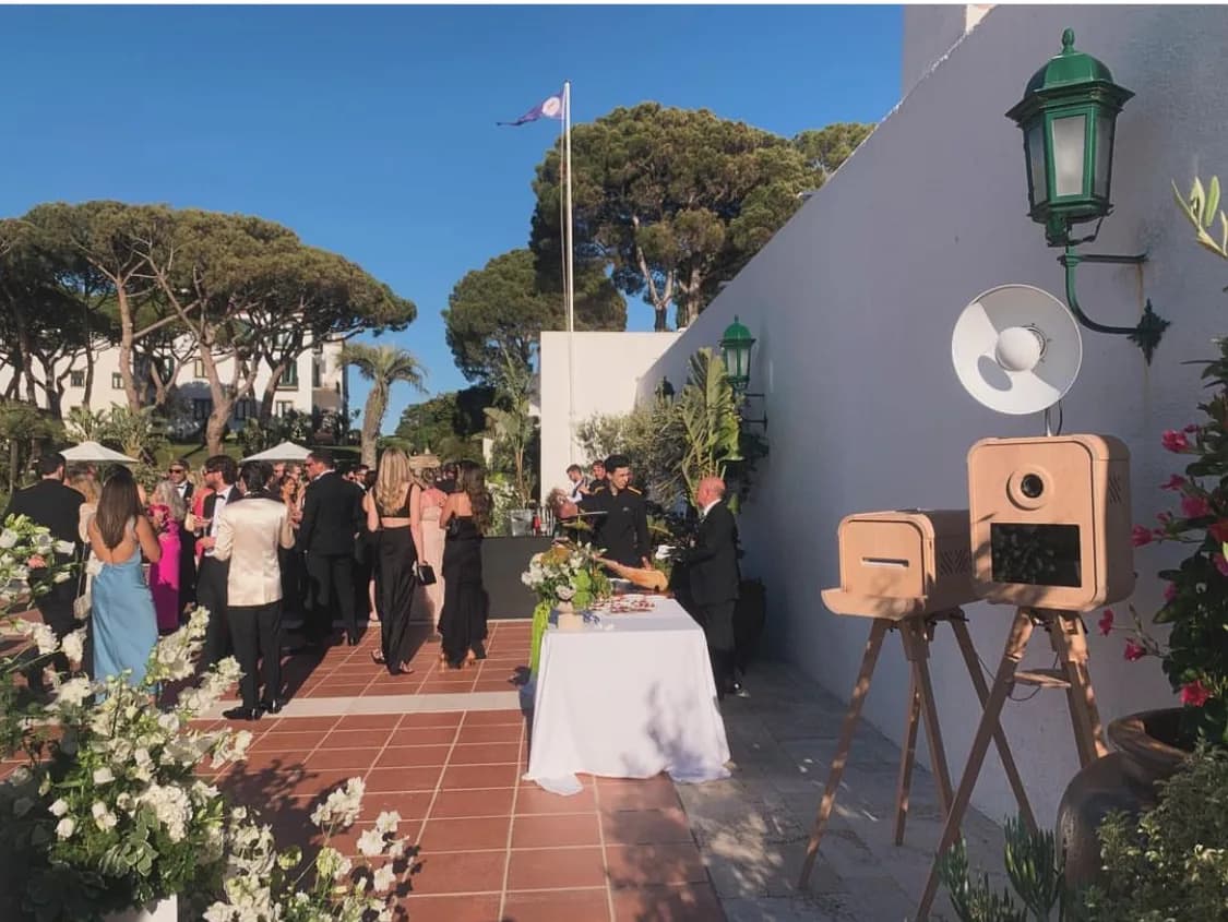 Invitados usando el fotomatón vintage durante una celebración