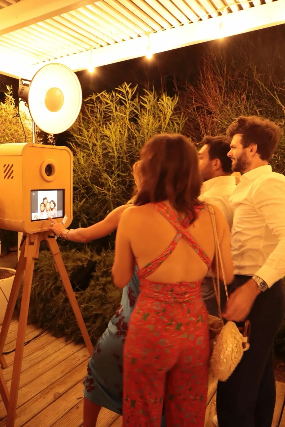 Pareja usando el fotomatón vintage